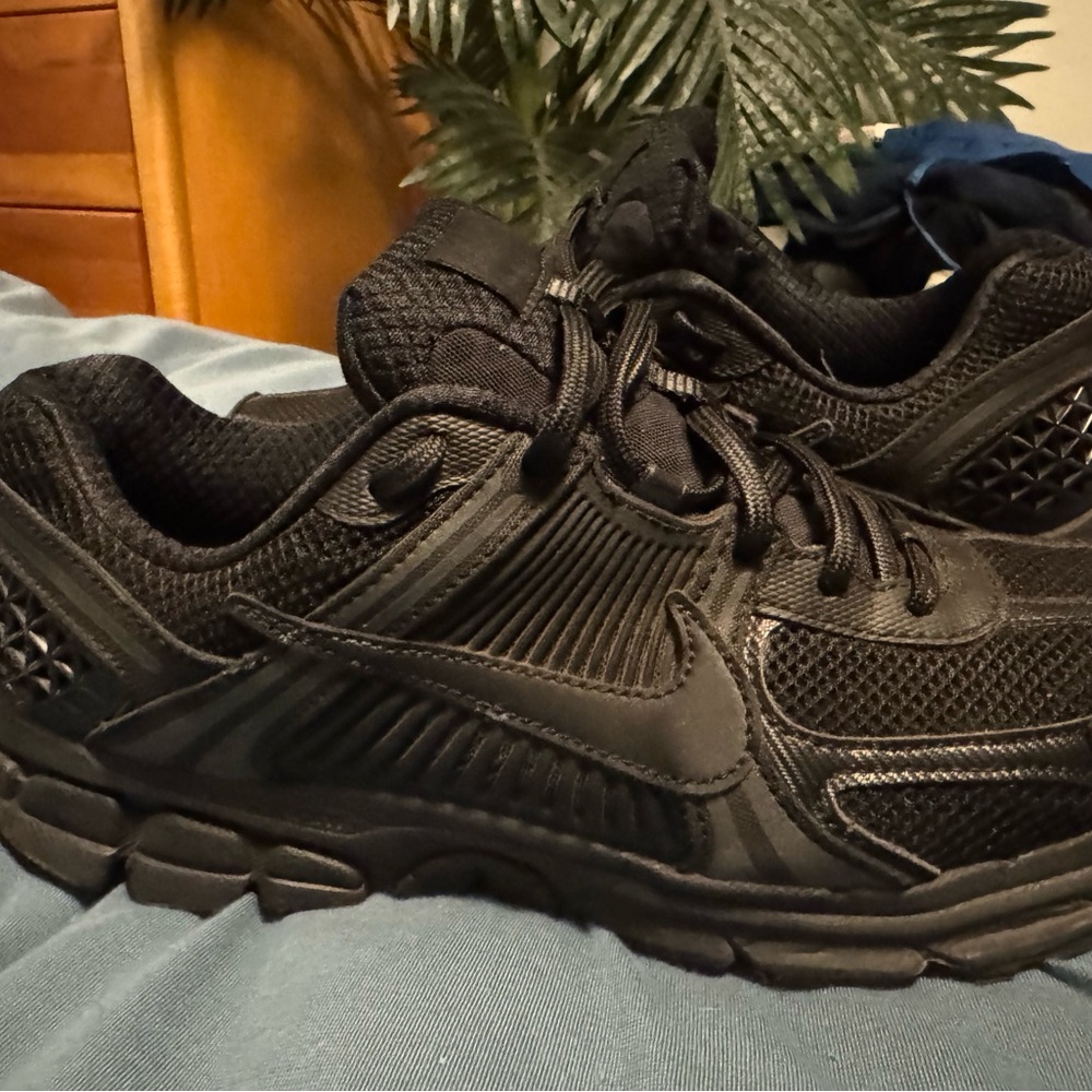 Nike Men's Black Athletic Shoes Vomero 5 - Picture 2 of 9